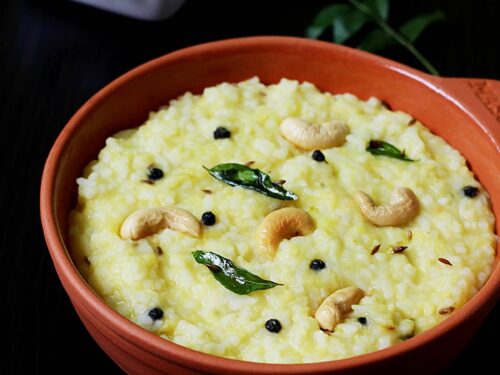 ven pongal served in a clay bowl