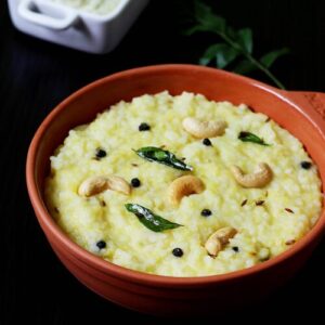 ven pongal served in a clay bowl