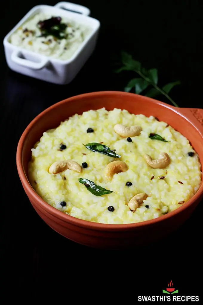 ven pongal served in a clay bowl