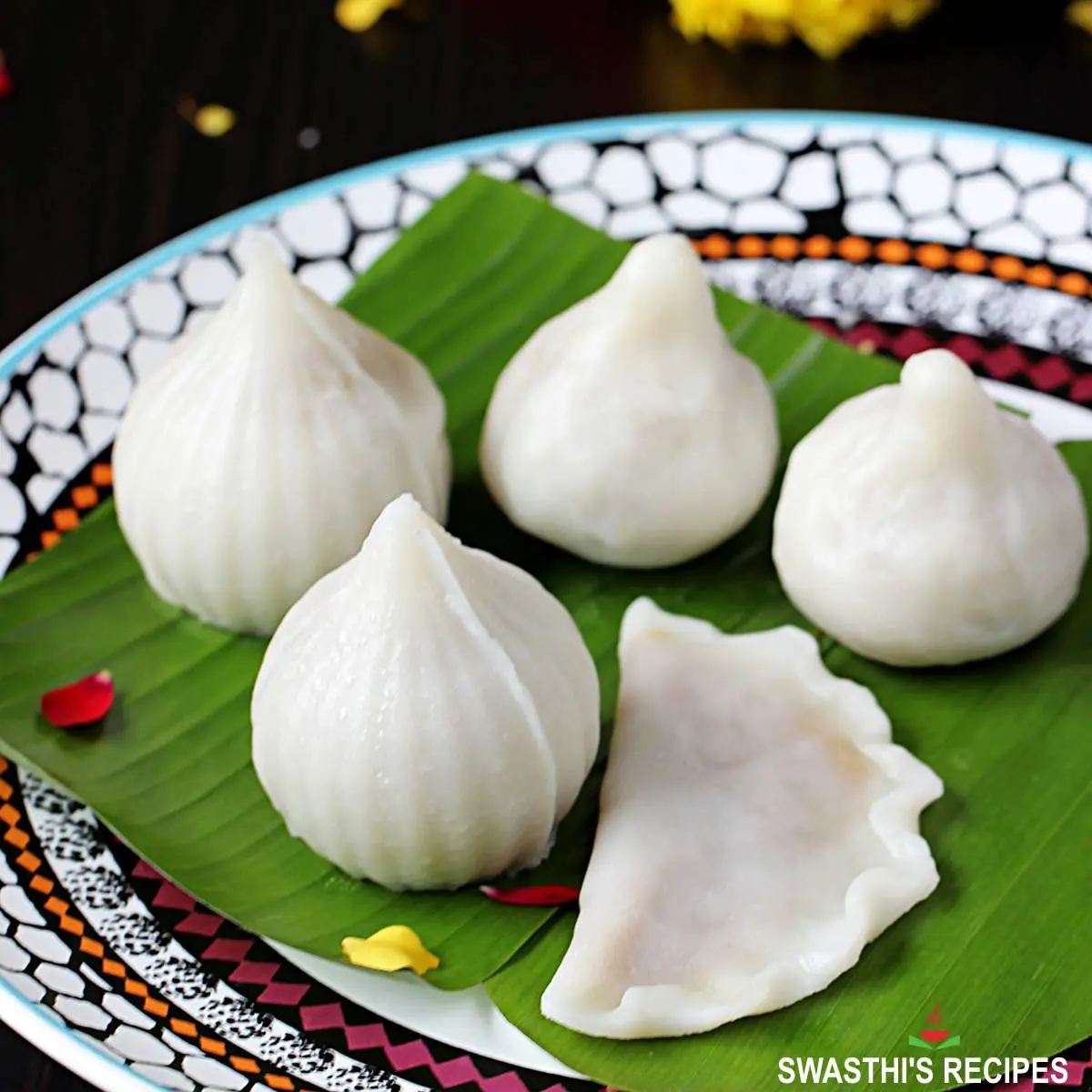 kozhukattai offered on a banana leaf