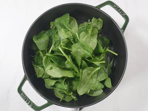 spinaci in una pentola per fare la zuppa