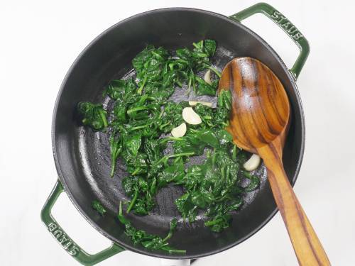 spinaci appassiti e aglio per zuppa