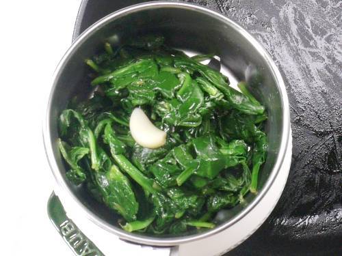 spinach in a grinder