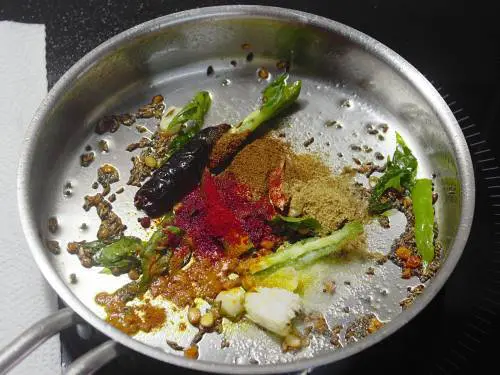 spice powders into tempering