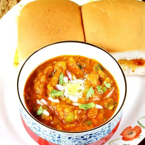 Pav bhaji made with mixed vegetables, spices and butter