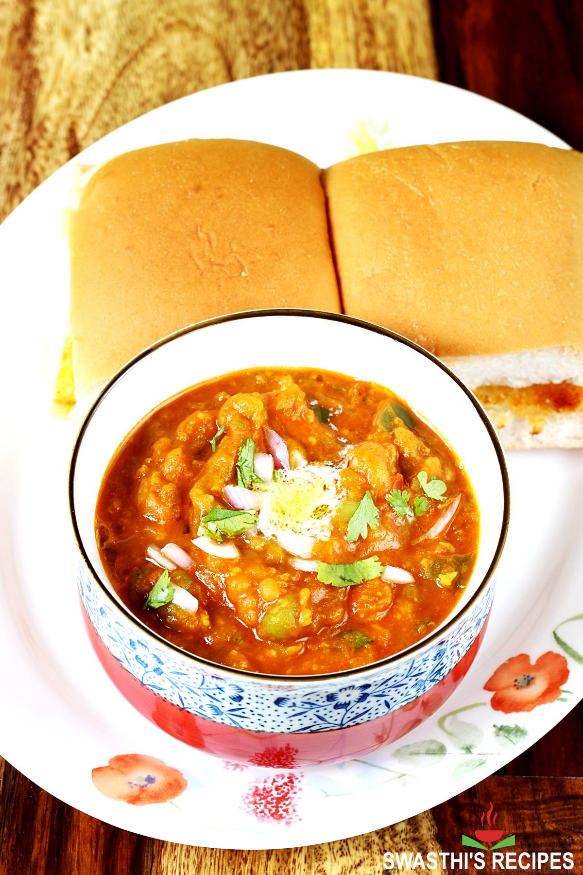 Pav bhaji made with mixed vegetables, spices and butter