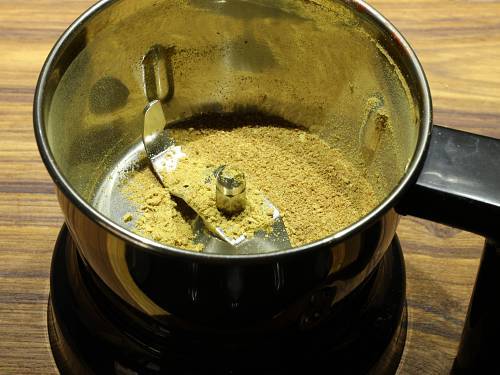 powdered methi in a grinder
