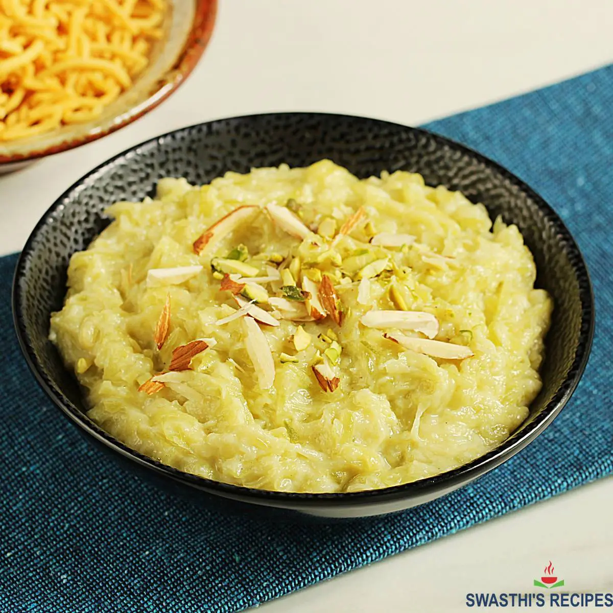 Lauki halwa made with bottle gourd, milk and sugar