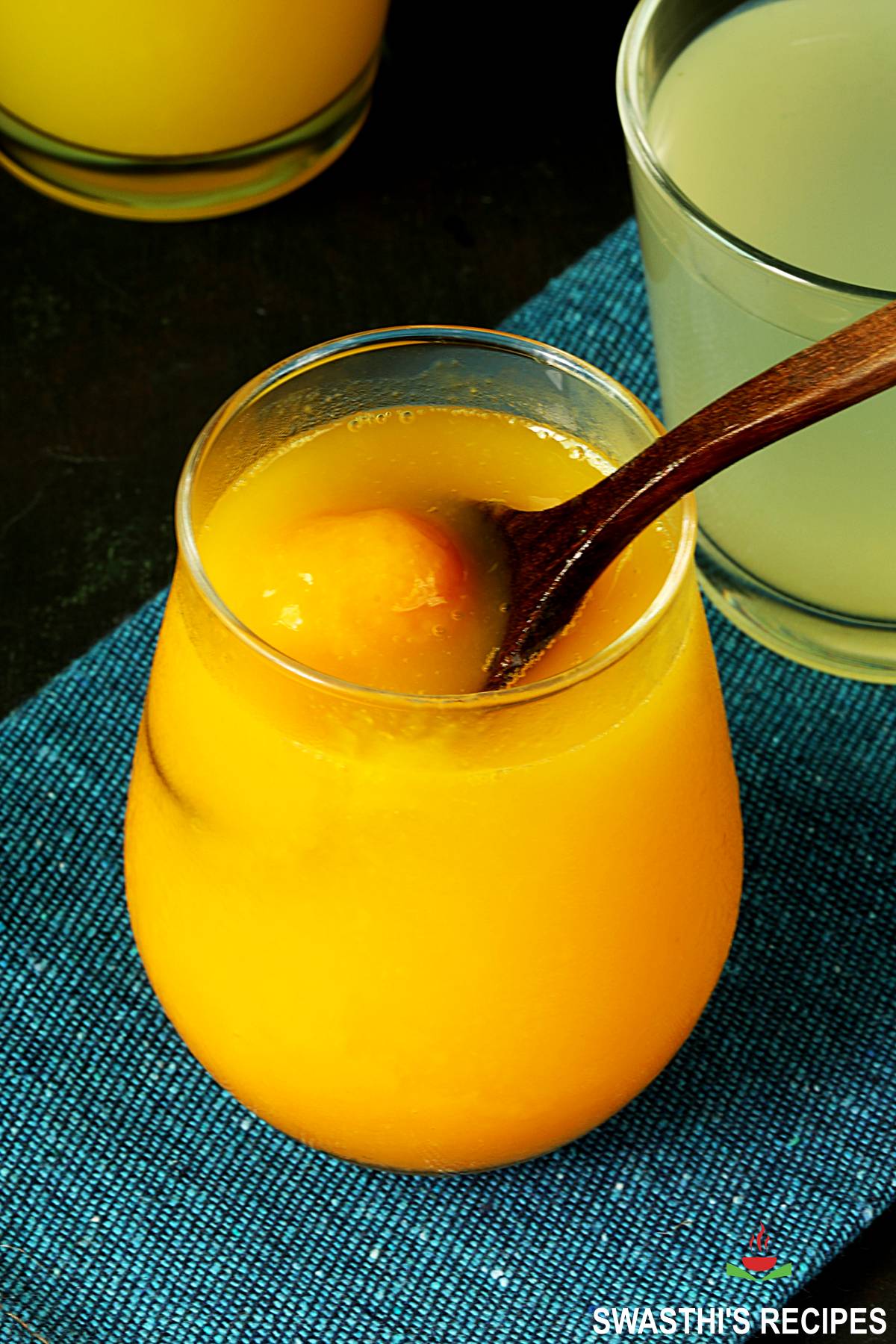 Mango juice with frozen mango pulp