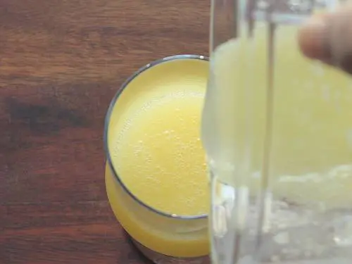 transfer apple juice to serving glass
