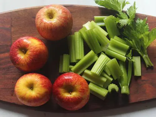 https://www.indianhealthyrecipes.com/wp-content/uploads/2022/05/celery-apple-juice.jpg.webp