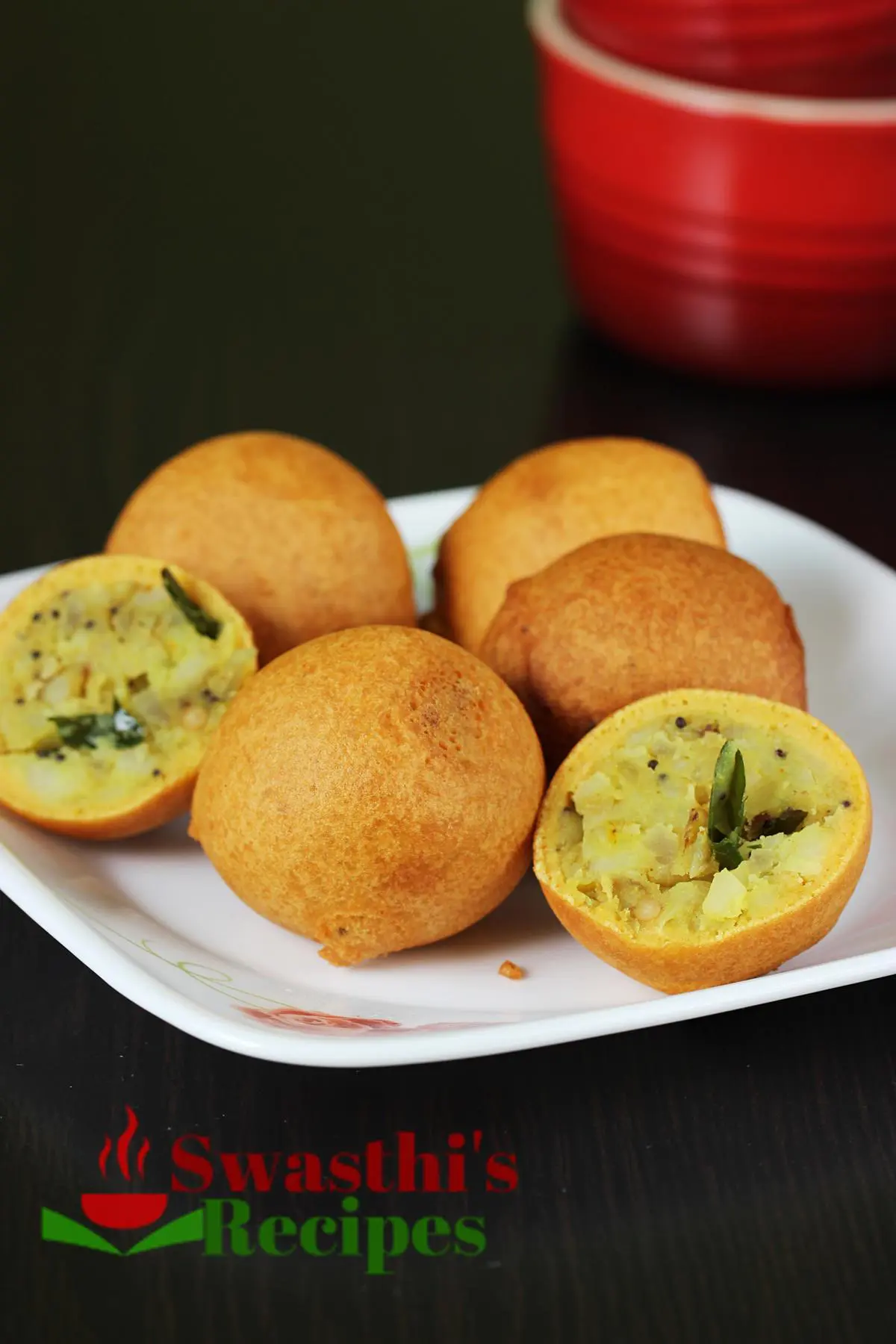 Premium Photo  Indian snacks aloo bonda or batata vada or urad daal vada  or pakoda or pakora served with green chutney selective focus