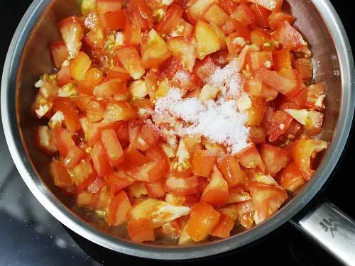 tomatoes with salt