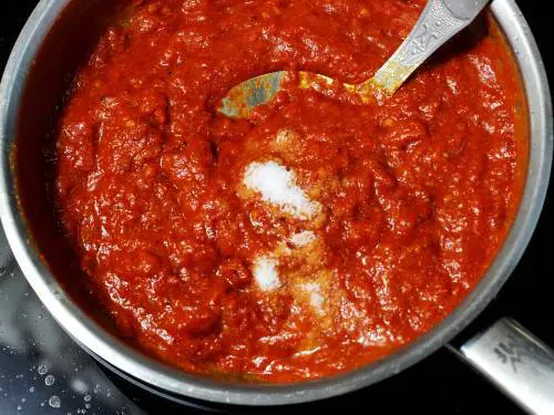 add salt to tomato thokku