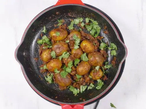 garnish bombay potatoes with coriander leaves