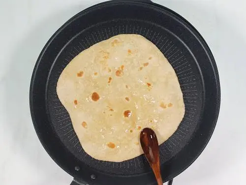 https://www.indianhealthyrecipes.com/wp-content/uploads/2022/11/chapati-recipe-013.jpg.webp