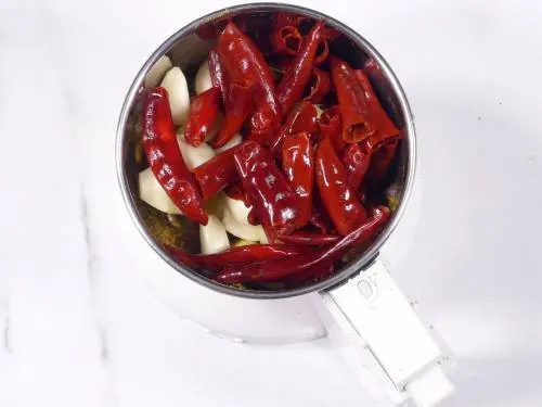 garlic ginger red chilies and vinegar