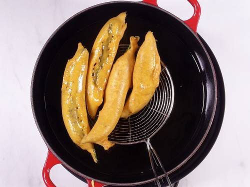 remove fried mirchi bajji from oil