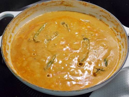 a thin layer of oil on top of mirchi ka salan