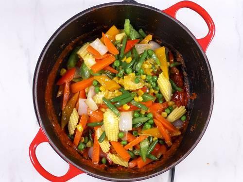 add stir fry vegetables to jalfrezi sauce