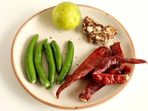 dried and green chilies for curry leaves chutney