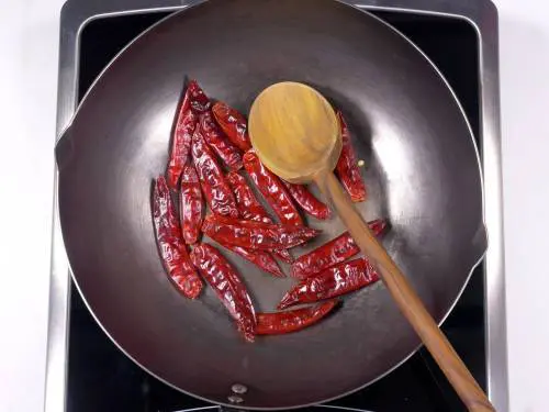 dried red chilies for idli podi