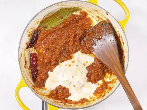 cook the yogurt in the curry