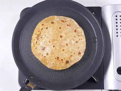 puff the paratha on the griddle