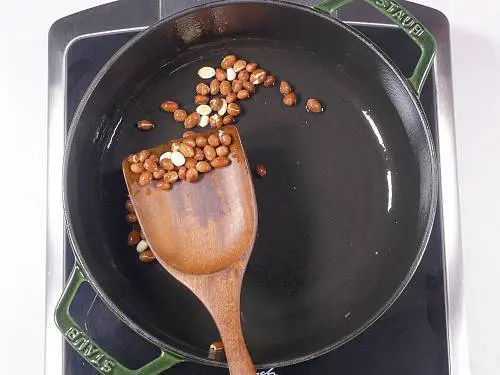 roasted peanuts to garnish upma