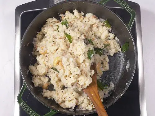 finished rava upma in a pan