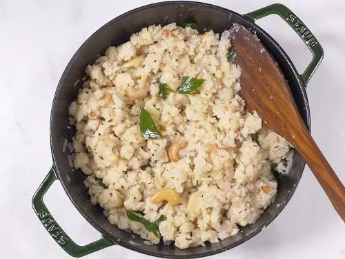 fluffy upma in a pan