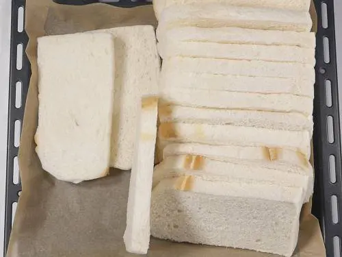 crustless white bread slices