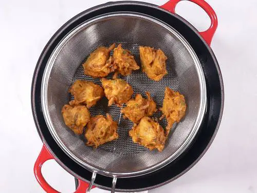 crisp fried pakora for kadhi