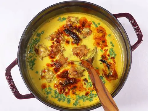 assemble kadhi pakora in the pot