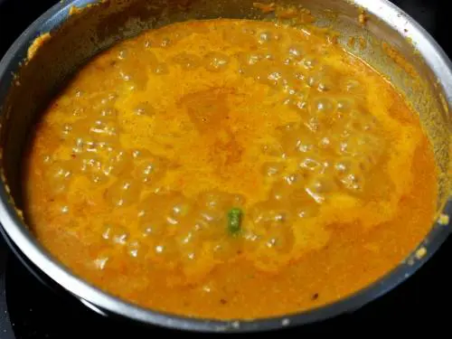 thick onion tomato masala to make aloo gobi