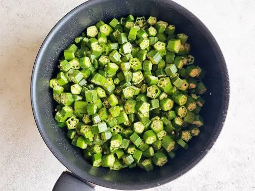 fry okra in a pan