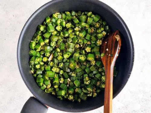 stir fried okra in a pan