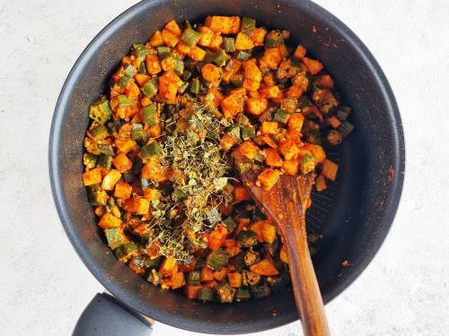 add kasuri methi to make aloo bhindi