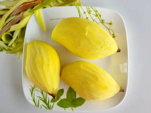 peeled mangoes for chutney