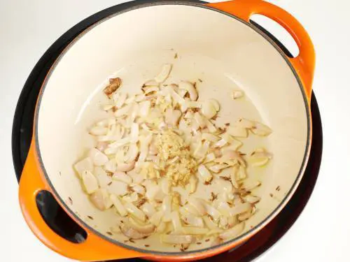 fry ginger garlic to make masala oats