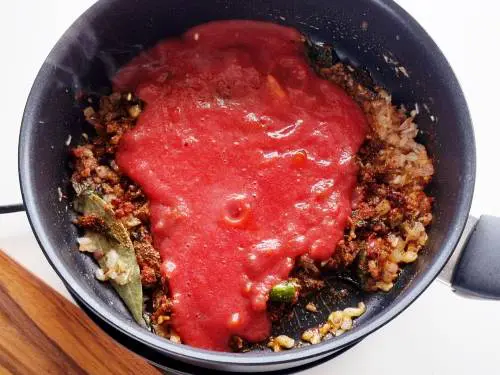 pureed tomatoes to make vegetable curry