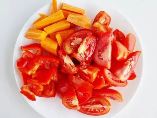 tomatoes, bell peppers to make curry sauce