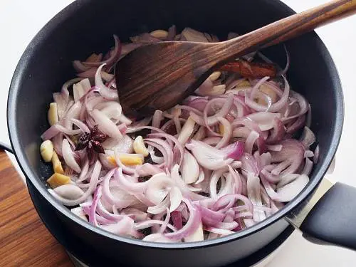 saute onions in oil