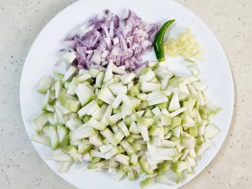 chopped lauki and onions