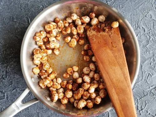 makhana in jaggery syrup