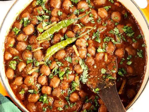 https://www.indianhealthyrecipes.com/wp-content/uploads/2023/08/punjabi-chole-recipe-500x375.jpg.webp