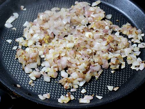 caramelized onions on tawa