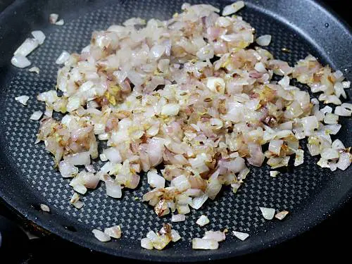 caramelized onions on tawa