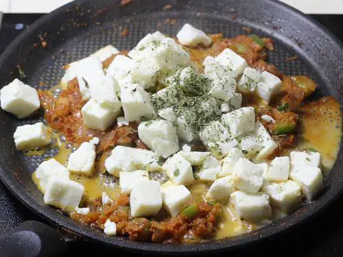 add paneer in the tawa masala