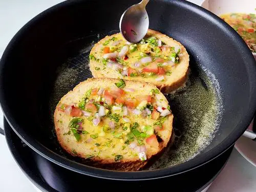 https://www.indianhealthyrecipes.com/wp-content/uploads/2023/09/egg-toast-007.jpg.webp